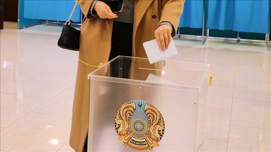 Kazakistan, yeni anayasa için sandık başında