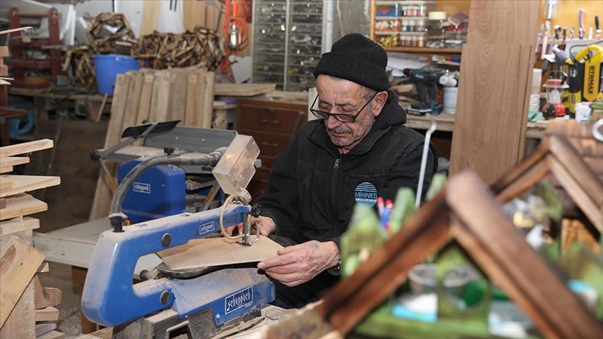 mjeshtri-ibrahim-u-jep-forme-dizajneve-te-tij-me-perpunimin-e-drurit-ne-shtepi