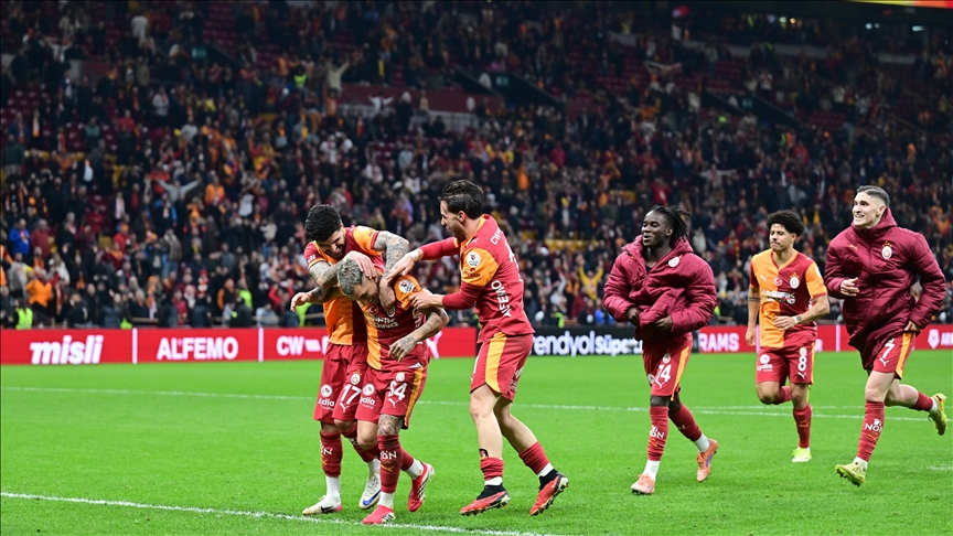 Galatasaray, Süper Lig'in 68 sezonluk puan cetvelinde Fenerbahçe ile farkı kapatıyor