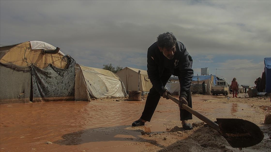 Suriye'de Halep’in kuzeyinde sel nedeniyle sığınmacıların kampları su altında kaldı