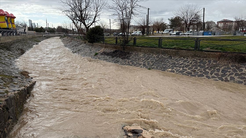 Bazı illerde sağanak etkili oldu