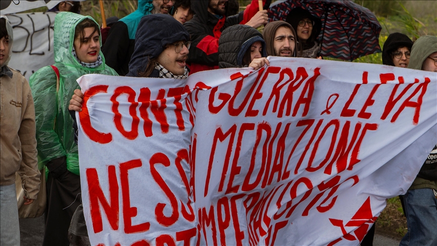 Des manifestants protestent près de la base américaine en Italie