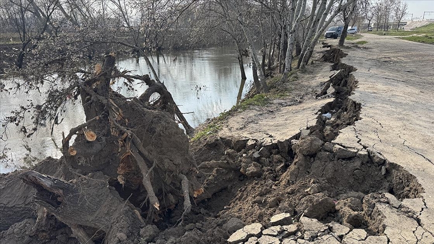 Edirne'de Tunca Nehri kıyısında toprak kayması oluştu