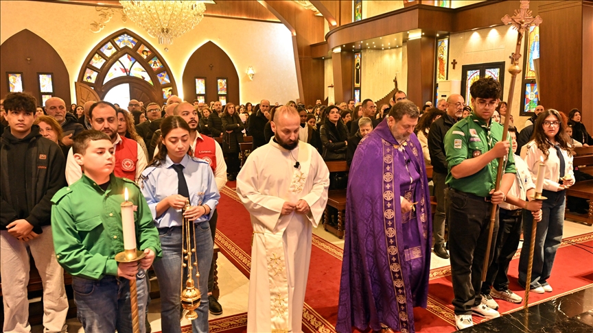 خلال قداس.. مسيحيون بجنوب لبنان يجددون رفضهم مغادرة قراهم 