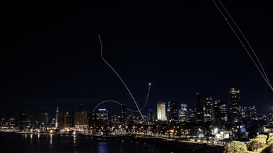 В центральном округе Израиля вспыхнули пожары после падения фрагментов иранских ракет