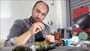 Tespih meraklısı genç, atölyeye çevirdiği garajında hobisini ustalığa dönüştürdü