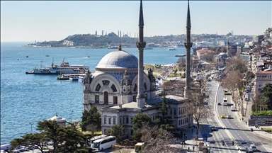 جامع "طولمه باغجه"… جوهرة عثمانية على ضفاف البوسفور