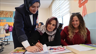 İki kız kardeş 40 yaşından sonra aynı sırada okuma yazma öğreniyor