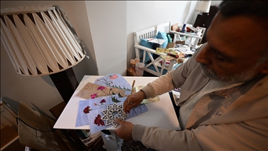 Ressam göz doktoru, sanatın iyileştirici gücünü hastalarıyla paylaşıyor