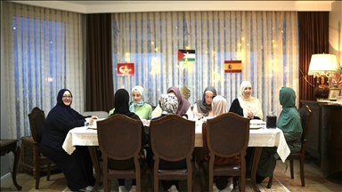 مائدة إفطار تركية تجمع مسلمات من إسبانيا وأمريكا الجنوبية في إسطنبول