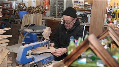 Mjeshtri Ibrahim u jep formë dizajneve të tij me përpunimin e drurit në shtëpi