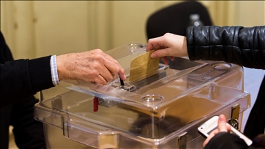 Fransa'da yerel seçimlerin ilk turunda oy verme işlemi başladı