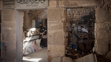 Gazze’de gönüllüler, Büyük Ömeri Camisi Kütüphanesi'nin kültürel mirasını korumaya çalışıyor