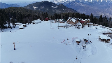 Artvin Atabarı Kayak Merkezi ziyaretçilerini ağırlamaya devam ediyor