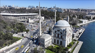 Xhamia Dolmabahçe, një nga strukturat mbresëlënëse në horizontin e Bosforit