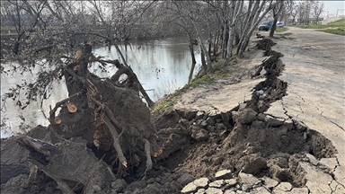 Edirne'de Tunca Nehri kıyısında toprak kayması oluştu