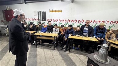 Pendik'te camide "soba başı muhabbetleri"yle gençlere güvenli ortam sunuluyor