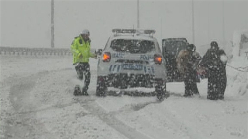 Hakkari'de yolda kalan 2 kadın ve bir bebeğin yardımına trafik ekipleri yetişti