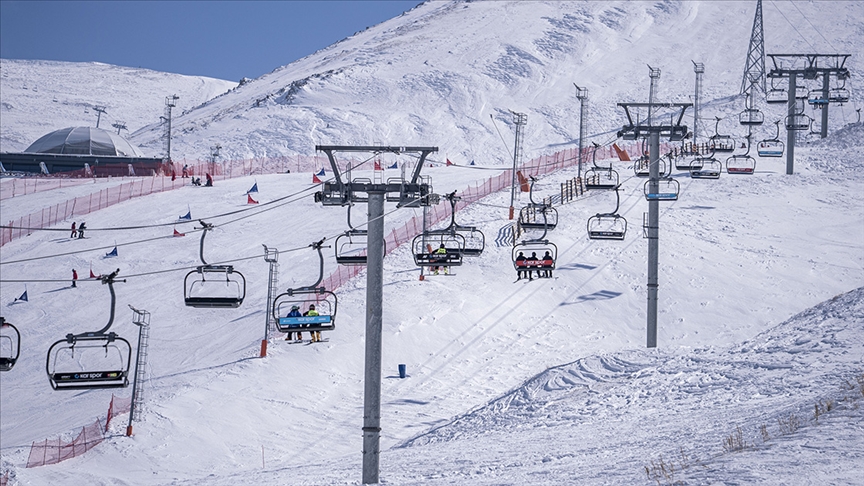 Kayak merkezlerinde en fazla kar kalınlığı 275 santimetreyle Palandöken'de ölçüldü
