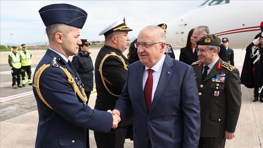 وزير الدفاع التركي يصل روما تلبية لدعوة نظيره الإيطالي