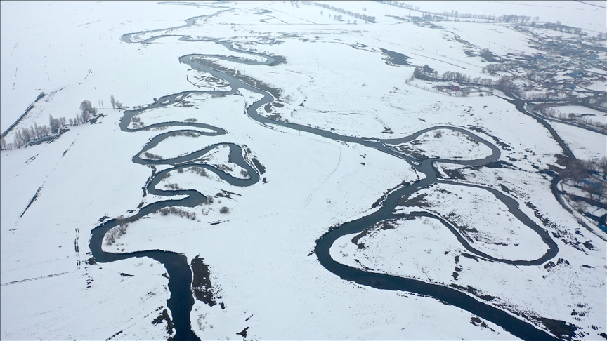 Karla kaplanan Kars Ovası'ndaki menderesler dronla görüntülendi
