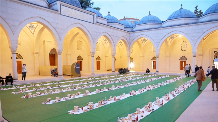 Në Xhaminë e Namazgjasë në Tiranë organizohet iftar  shpërndahen vakte iftari