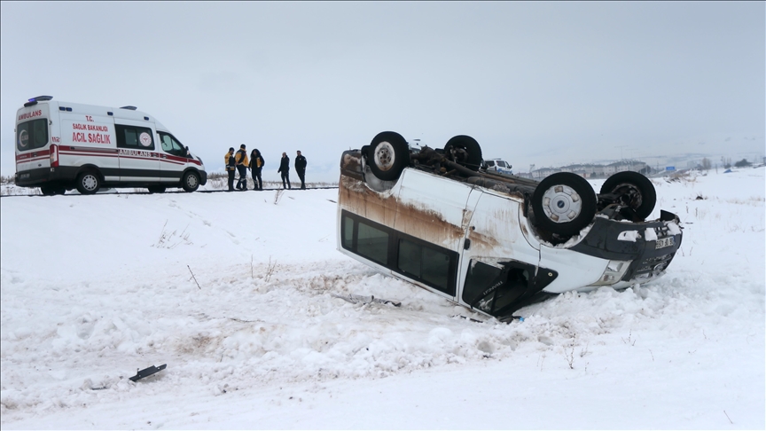 Li Qersê minîbusa gund ji rê derket û welgeriya, 5 kes birîndar bûn