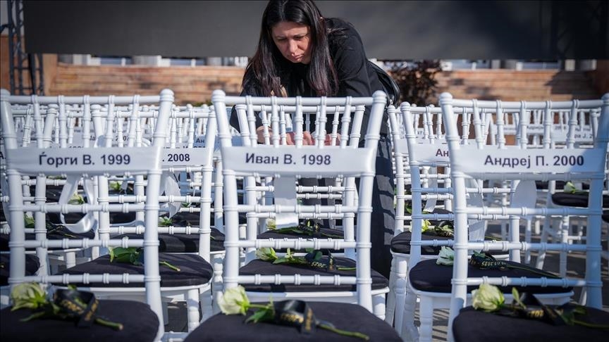 Се одбележа првата годишнина од трагедијата во Кочани со 63 бели столчиња поставени во центарот на градот