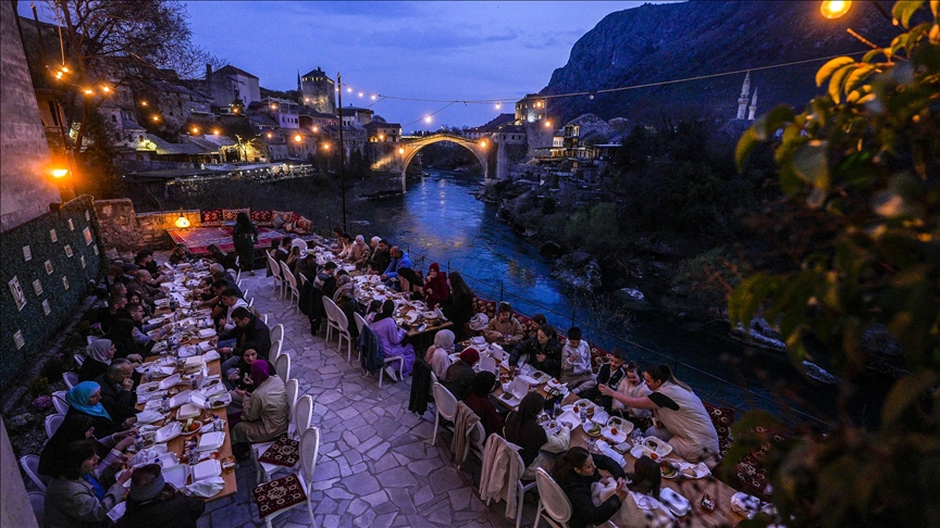 Mostar, iftar tradicional në ambient të hapur në qendrën e qytetit të vjetër të Mostarit