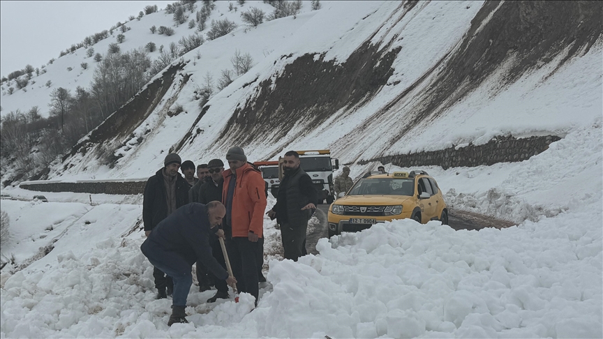 Bingöl'de Karlıova-Yedisu kara yolu çığ nedeniyle ulaşıma kapandı
