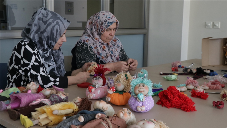 Palyatif bakım hastalarının refakatçileri sanat molalarıyla moral buluyor 