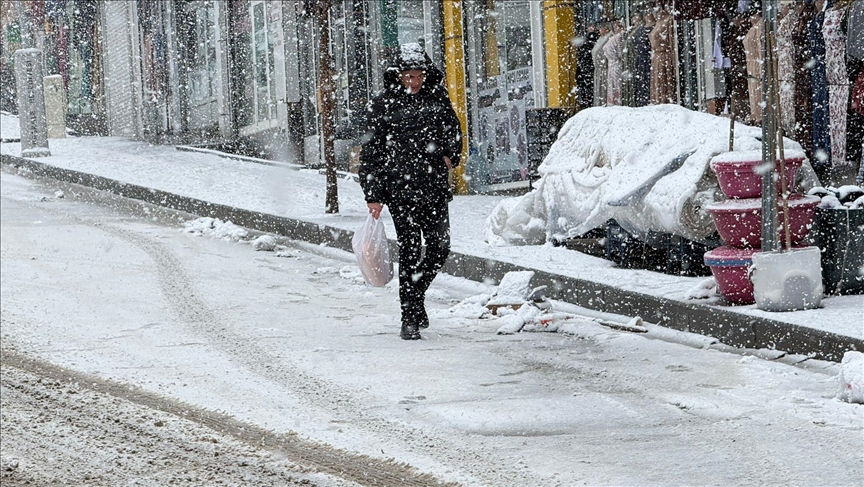 Li Başkaleya navçeya Wanê berf dibare