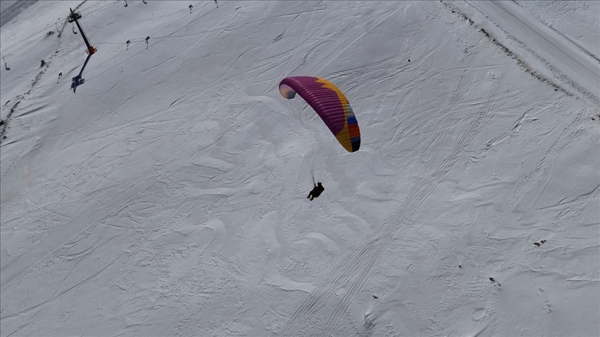 Davraz Kayak Merkezi yamaç paraşütü tutkunlarını da ağırlıyor