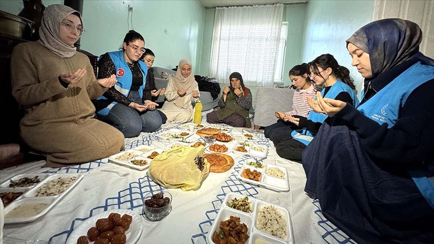 Üniversiteli gençler konuk oldukları yaşlıların iftar sofrasını hazırlıyor