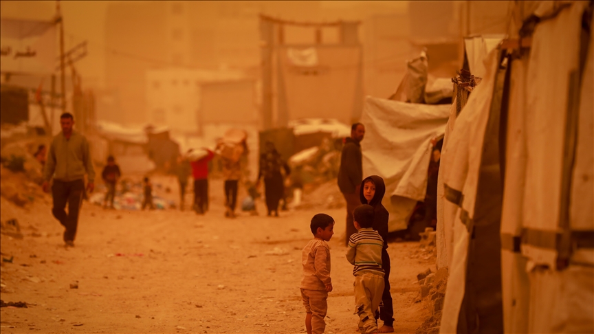 غزة.. مصرع 3 فلسطينيين إثر سقوط جدار على خيام نازحين