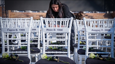 Përkujtohen viktimat në përvjetorin e parë të tragjedisë në Koçan, me 63 karrige të bardha të vendosura në qytet