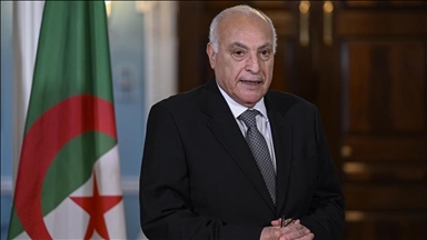 أول اتصال منذ عام.. وزيرا خارجية الجزائر وفرنسا يبحثان الوضع بلبنان