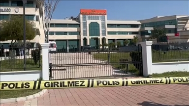 Antalya'nın Kepez ilçesinde Hükümet Konağı'nda silahla ateş edilmesi üzerine bölgeye polis ekipleri yönlendirildi