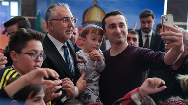 Çalışma ve Sosyal Güvenlik Bakanı Işıkhan, "Külliye'de Ramazan" etkinlik alanını ziyaret etti