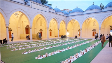Në Xhaminë e Namazgjasë në Tiranë organizohet iftar, shpërndahen vakte iftari  