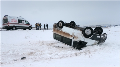 Li Qersê minîbusa gund ji rê derket û welgeriya, 5 kes birîndar bûn
