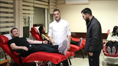 Yasin öğretmen kanser tedavisi gören çocuklara kan bağışı için yoğun mesaide