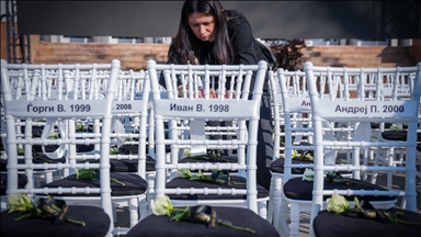 Godišnjica tragedije u Sjevernoj Makedoniji: 63 prazne stolice i ruže za žrtve požara u Kočanima