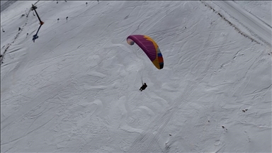 Davraz Kayak Merkezi yamaç paraşütü tutkunlarını da ağırlıyor