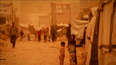 غزة.. مصرع 3 فلسطينيين إثر سقوط جدار على خيام نازحين