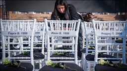 Përkujtohen viktimat në përvjetorin e parë të tragjedisë në Koçan, me 63 karrige të bardha të vendosura në qytet