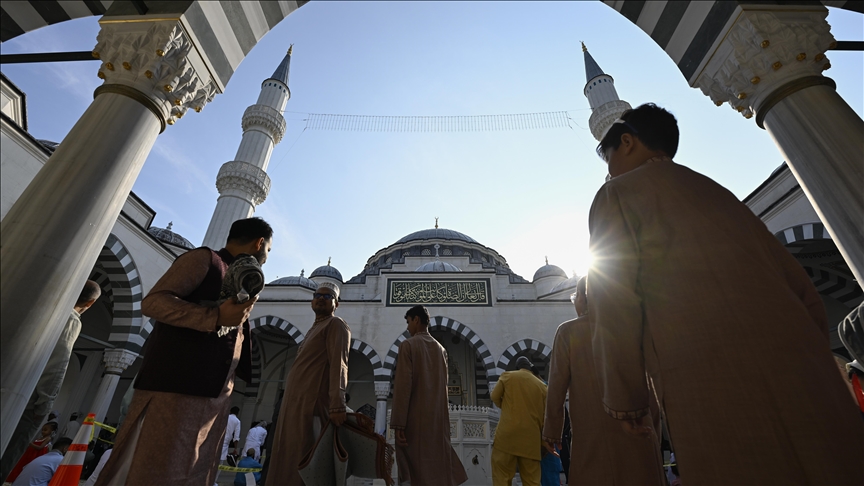 At US mosques, Ramadan becomes a lifeline for many