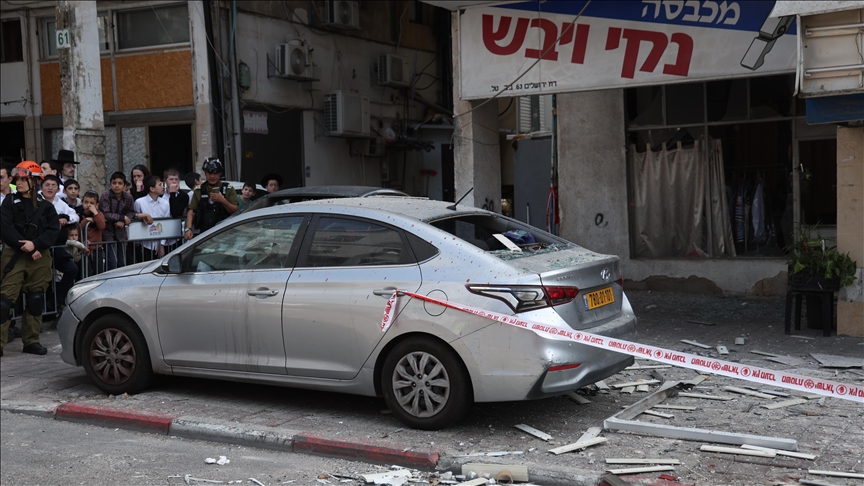 سقوط شظايا صاروخ انشطاري في تل أبيب أطلقته إيران  