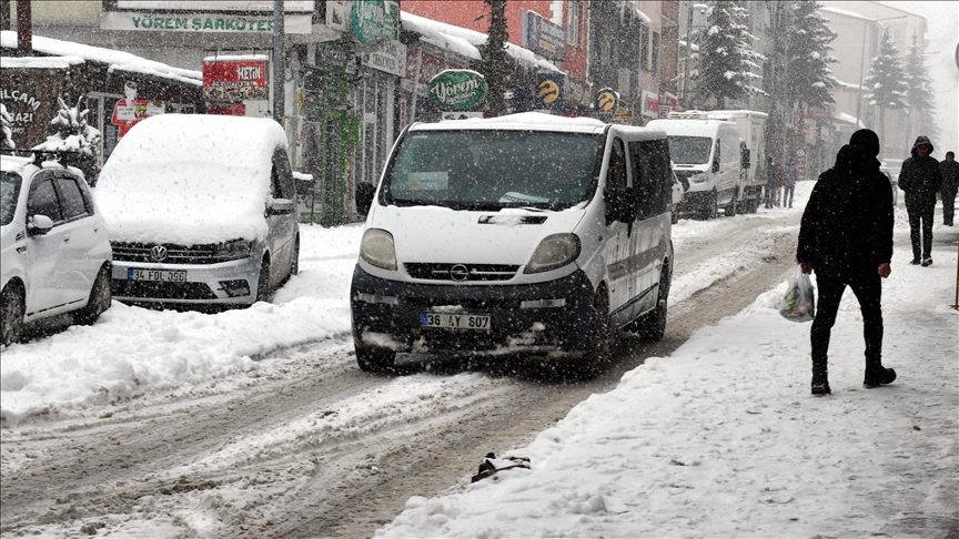 Kars ile Ardahan'da kar yerini soğuk havaya bıraktı