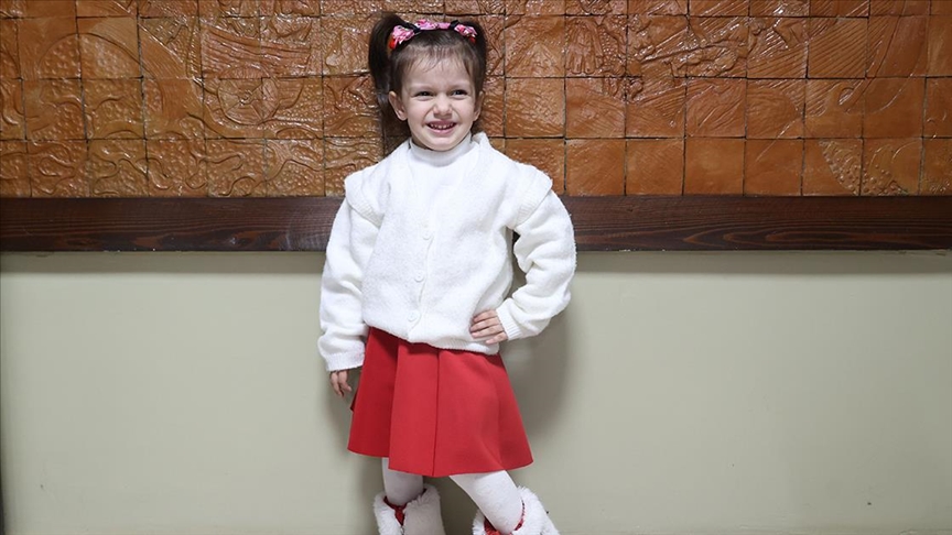 Kırklareli'nde 3 yaşındaki Gülsu'nun okuduğu "Bayrak" şiiri sosyal medyada milyonlara ulaştı